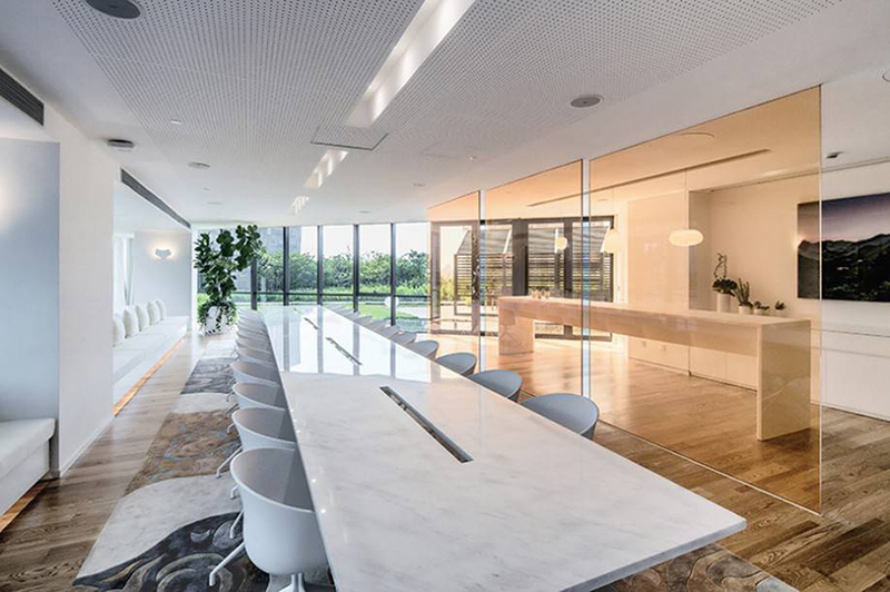 福冠辦公家具外觀設(shè)計時尚，彰顯綠色環(huán)保個性。獨特強弱電線路設(shè)計，保障您的安全。