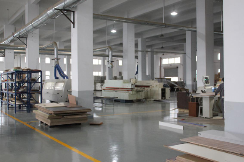 上海辦公家具廠卓越的現(xiàn)代化管理制度，認(rèn)真負(fù)責(zé)的福冠辦公家具全體員工，規(guī)范化流水作業(yè)，保障您的產(chǎn)品質(zhì)量。